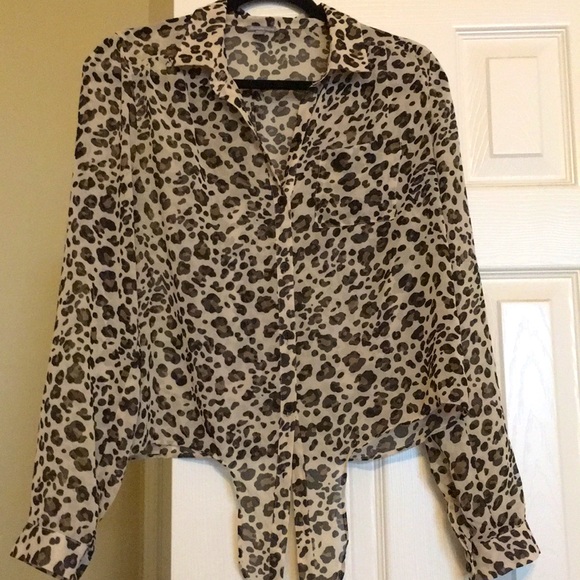 Animal print blouse V-neck ties at the bottom - Picture 3 of 3